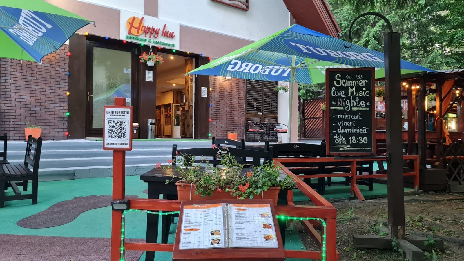 Seară pe terasa Happy Inn