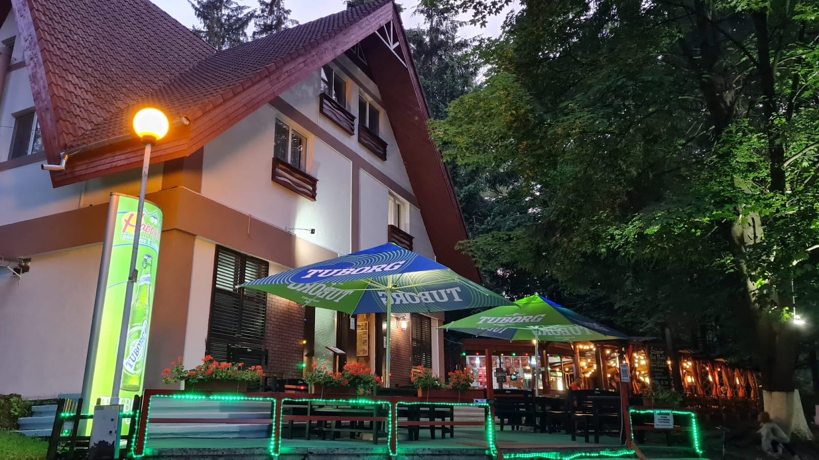 Terasa Happy Inn în Parcul Municipal Vatra Dornei, seara