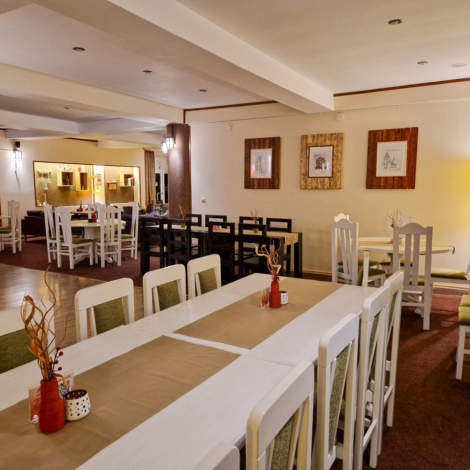 Masă pregătită în restaurantul Happy Inn