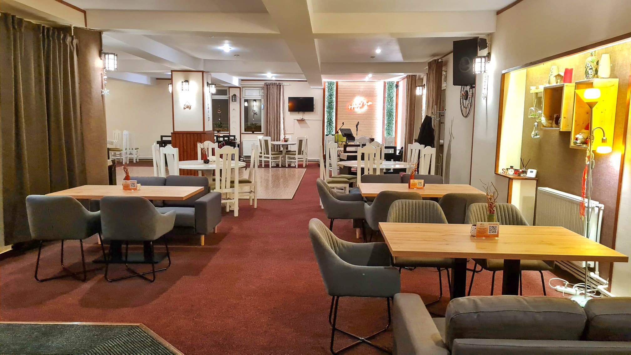 Sala restaurantului Happy Inn